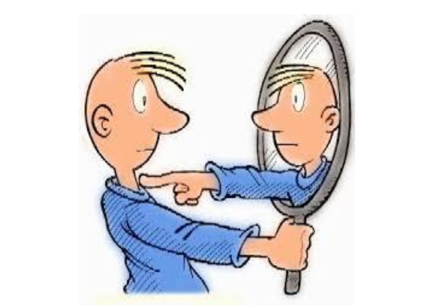 Persona mirándose al espejo